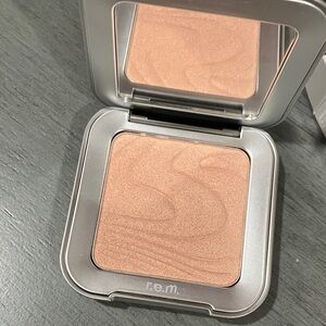 r.e.m. beauty Interstellar Highlighter Topper Miss Saturn